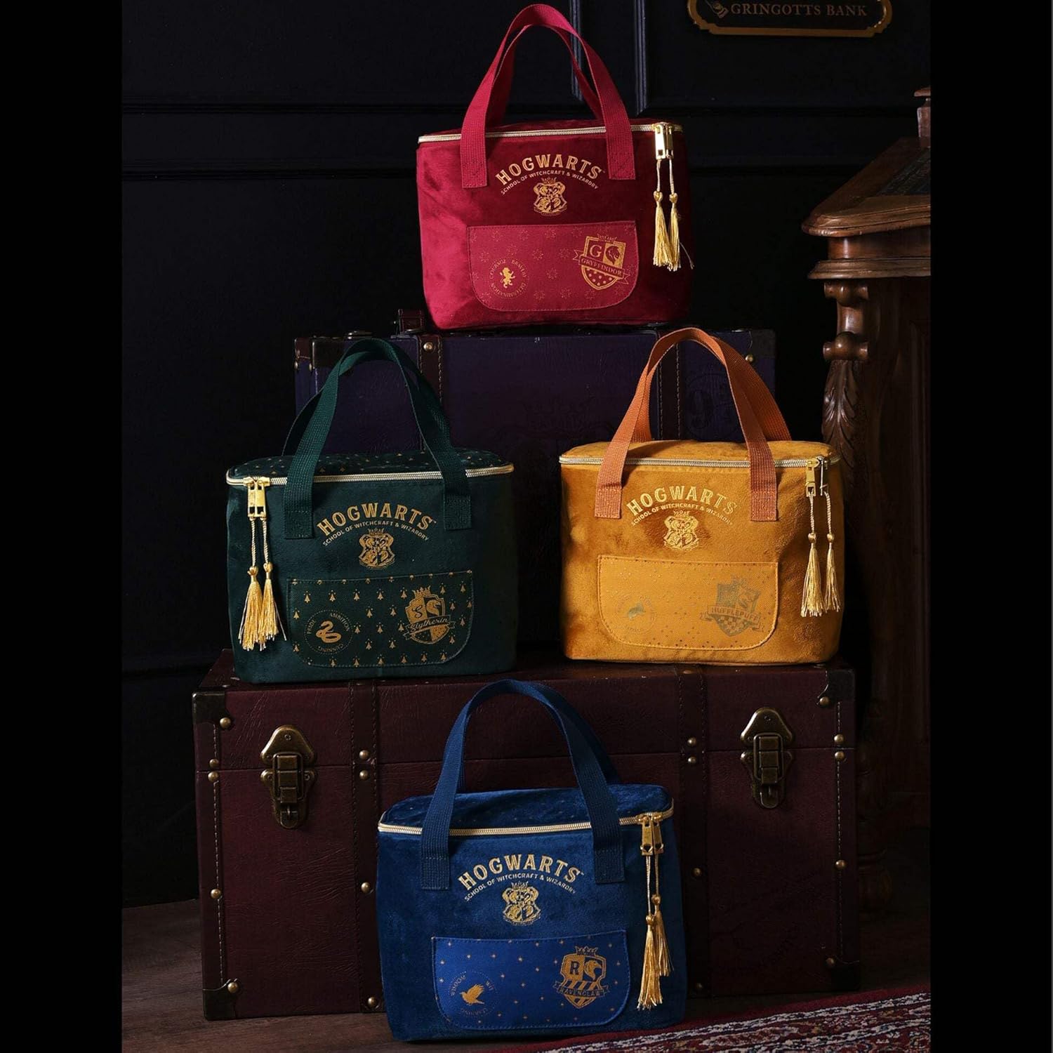 Harry Potter Slytherin alumni cooler bag featuring Hogwarts crest and green Slytherin emblem, perfect for lunch or snacks.