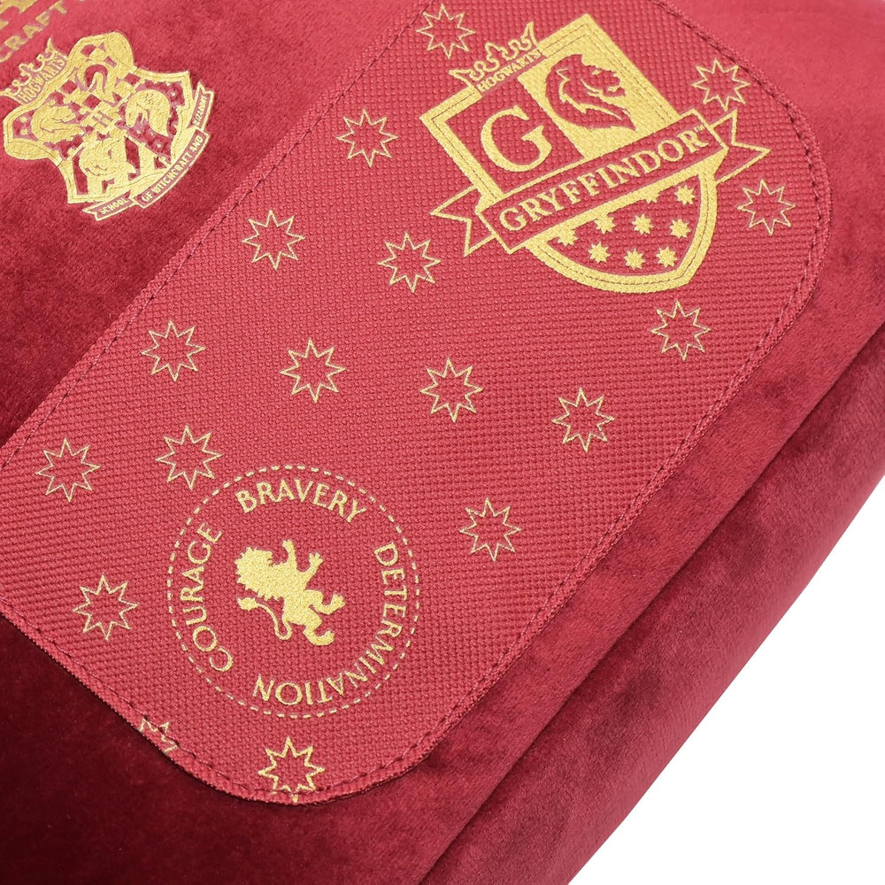 Harry Potter Gryffindor alumni lunch bag with Hogwarts crest and house colors, featuring Harry Potter branding and a zip closure.