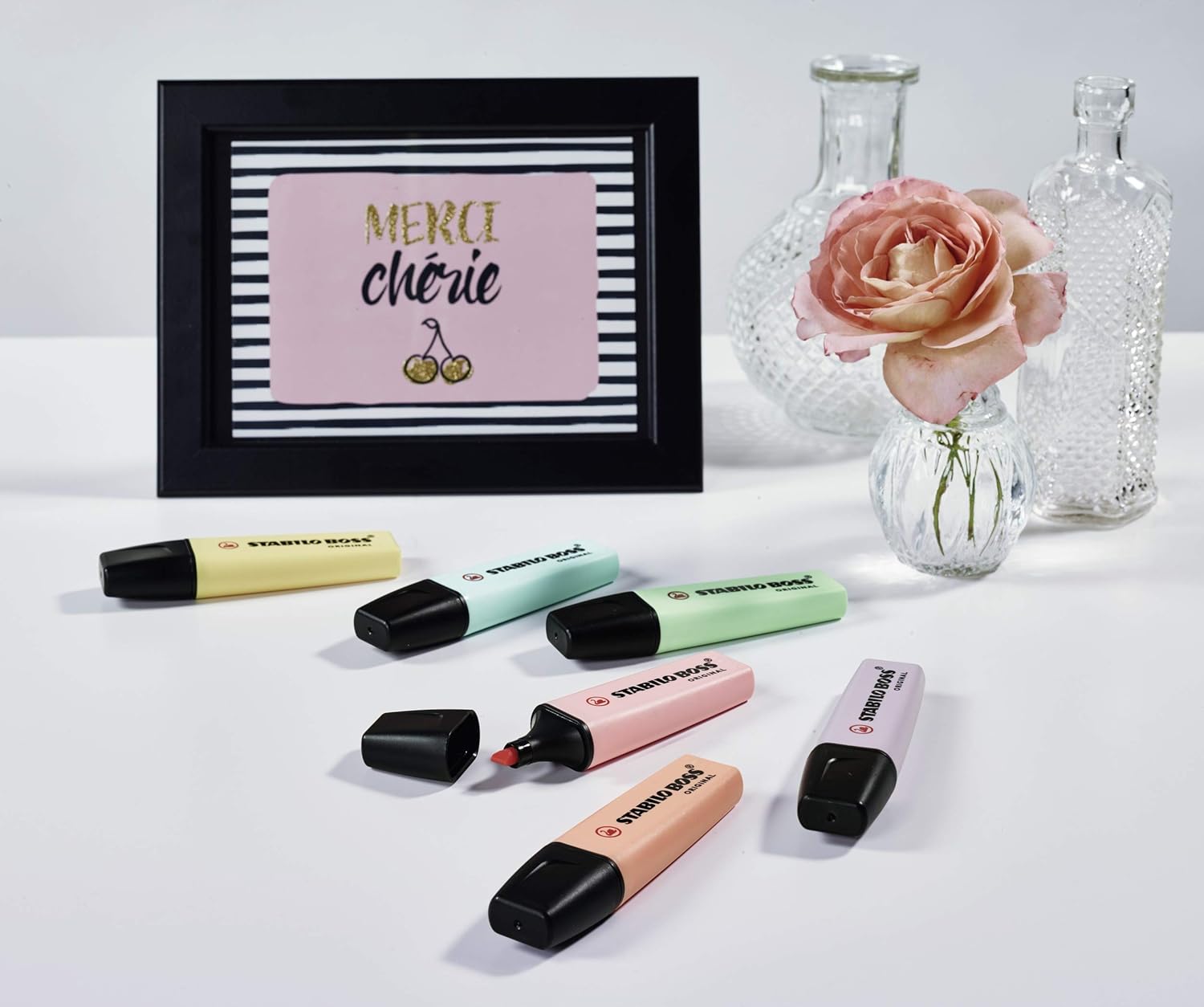 Stabilo Boss Original Pastel highlighter in creamy peach color with a chisel tip, ideal for highlighting and color coding.